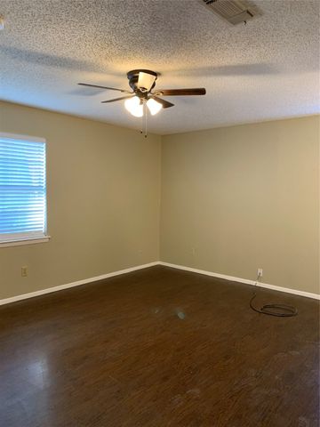 5410 Kings Manor Drive, Lake Dallas, TX 75065