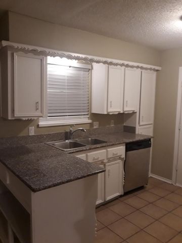 5410 Kings Manor Drive, Lake Dallas, TX 75065