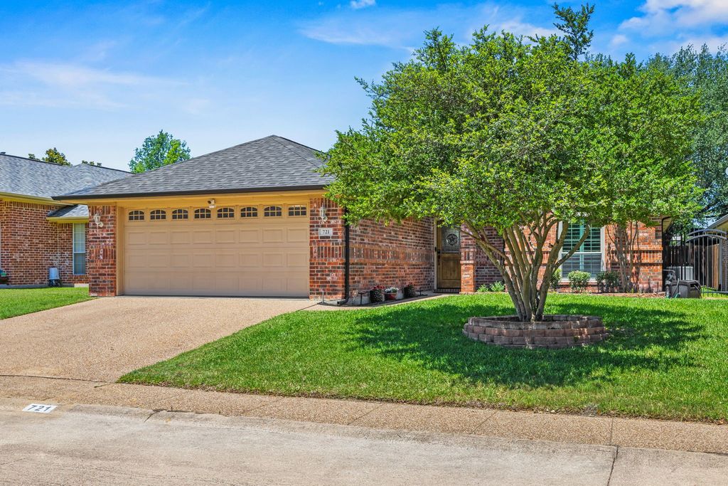 721 Dogwood Lane, Waxahachie, TX 75165