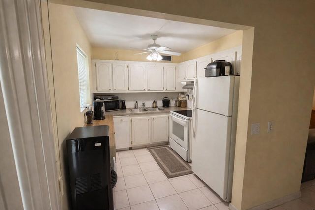 49 Hastings D, West Palm Beach, FL 33417