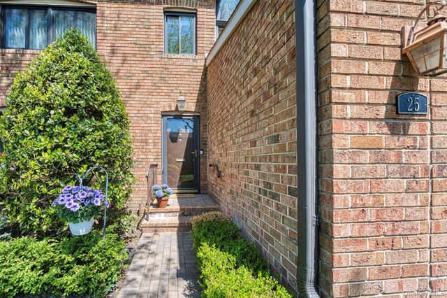 25 Windsor Gate Drive, North Hills, NY 11040