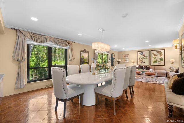 25 Windsor Gate Drive, North Hills, NY 11040