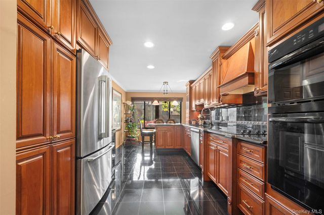 25 Windsor Gate Drive, North Hills, NY 11040