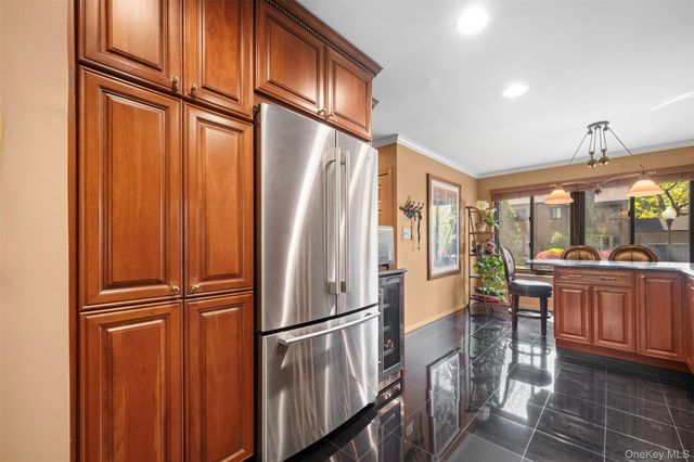 25 Windsor Gate Drive, North Hills, NY 11040