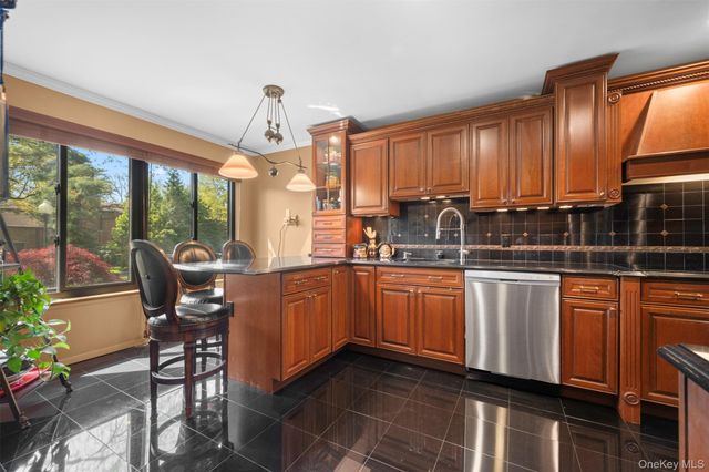 25 Windsor Gate Drive, North Hills, NY 11040