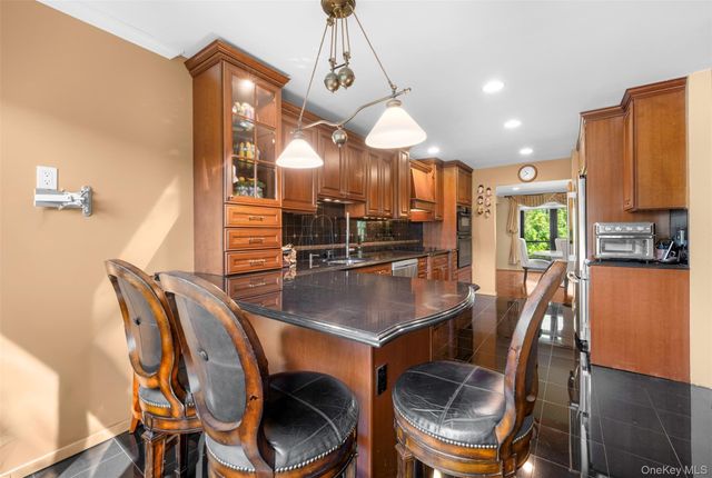25 Windsor Gate Drive, North Hills, NY 11040