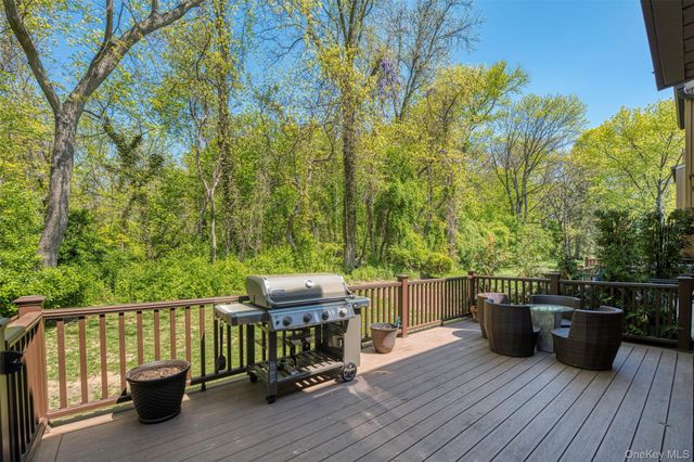 25 Windsor Gate Drive, North Hills, NY 11040