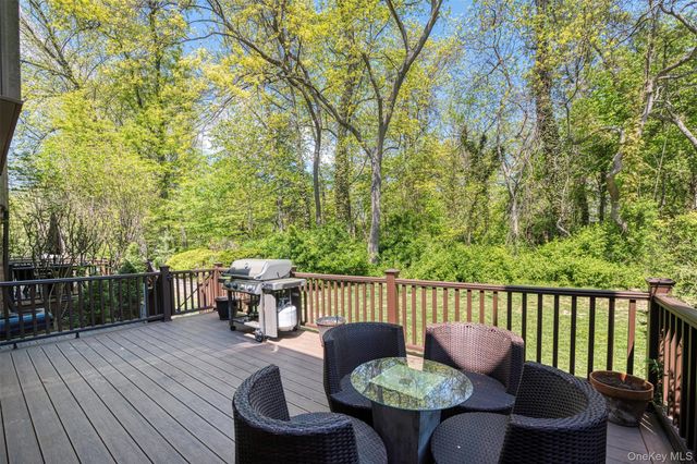 25 Windsor Gate Drive, North Hills, NY 11040