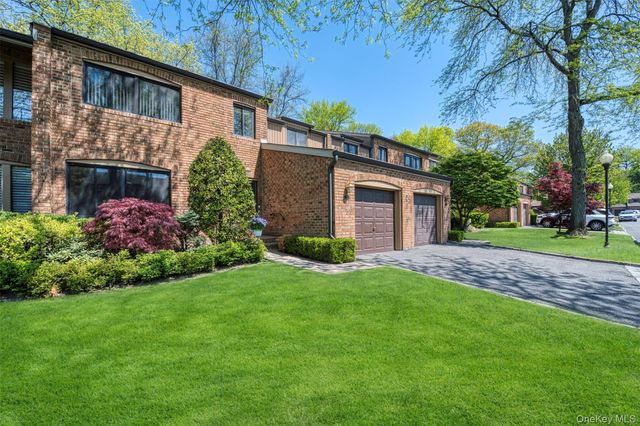 25 Windsor Gate Drive, North Hills, NY 11040