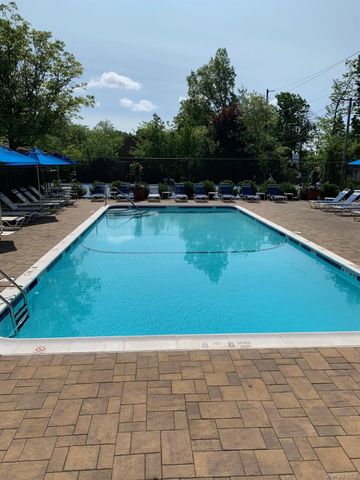 25 Windsor Gate Drive, North Hills, NY 11040