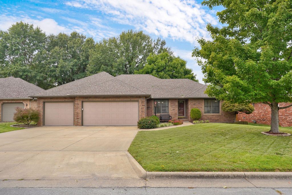 4571 S Park Avenue, Springfield, MO 65810