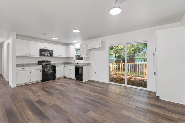 324 S Center Street, Conway, AR 72034