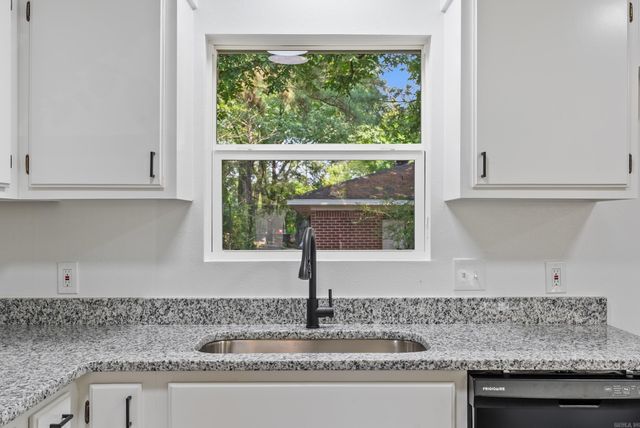 324 S Center Street, Conway, AR 72034