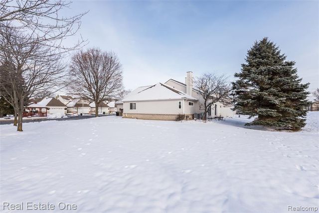 61019 Evergreen Court 22, South Lyon, MI 48178
