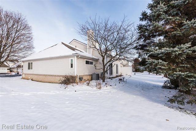 61019 Evergreen Court 22, South Lyon, MI 48178