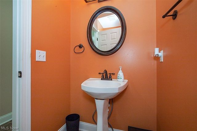 25660 Edgecliff Drive, Euclid, OH 44132