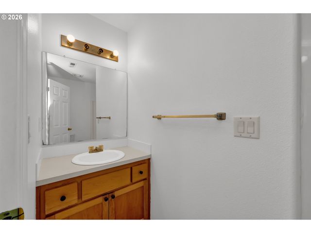 3906 CENTURY Dr, Eugene, OR 97402