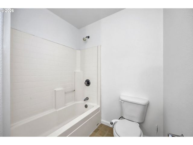 3906 CENTURY Dr, Eugene, OR 97402