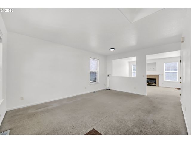 3906 CENTURY Dr, Eugene, OR 97402