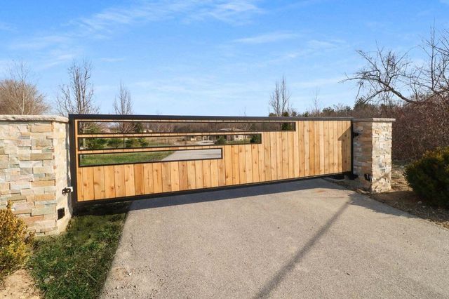 885 N 100 W, Valparaiso, IN 46385