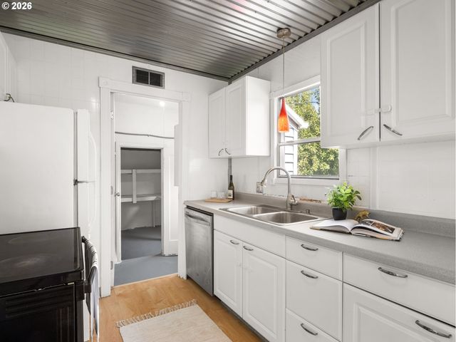108 MAPLE Blvd, Wood Village, OR 97060