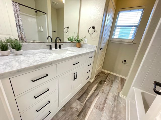 403 Red Hawk DR, Leander, TX 78641