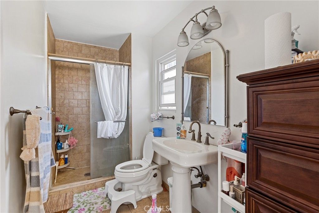 Image 11 of property listing at 10724 Tabor, Los Angeles, CA 90034