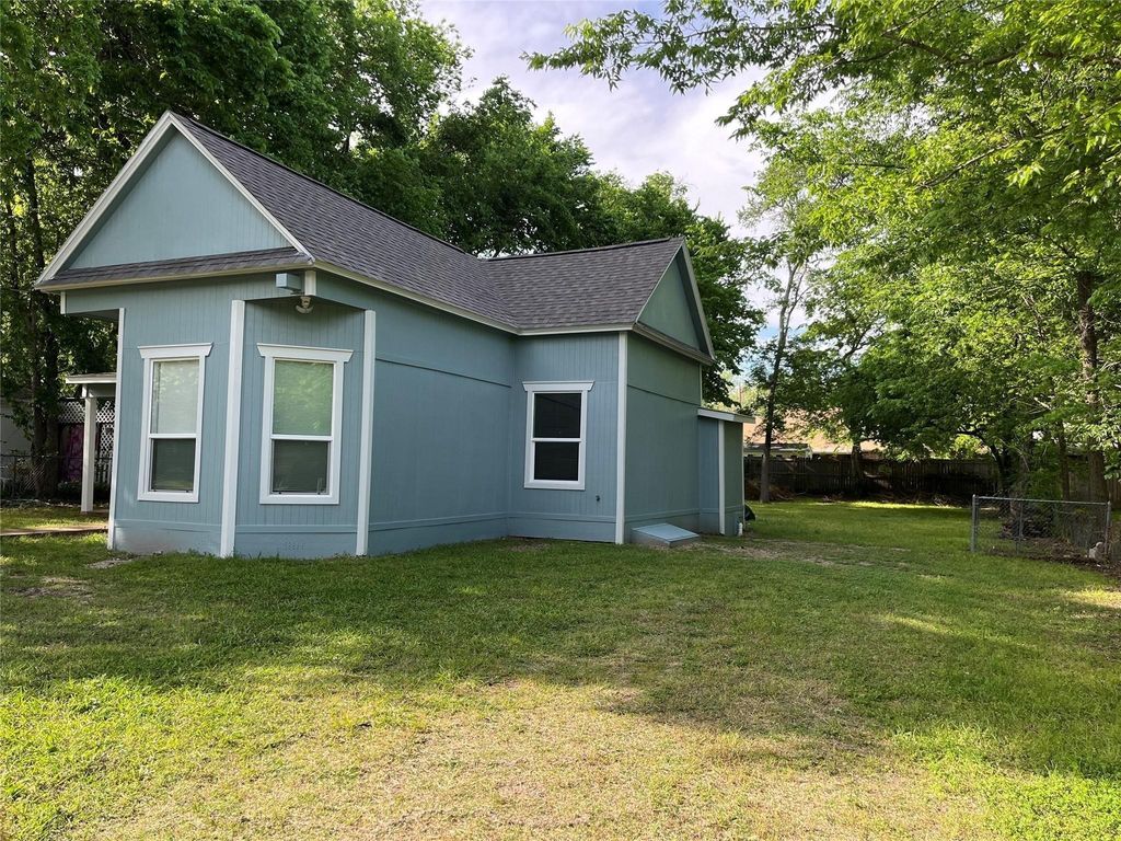 621 E 8th Street, Bonham, TX 75418