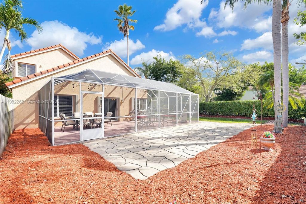 Image 10 of property listing at 2632 Oak Park Cir, Davie, FL 33328