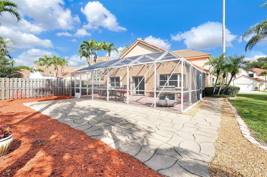 Image 11 of property listing at 2632 Oak Park Cir, Davie, FL 33328