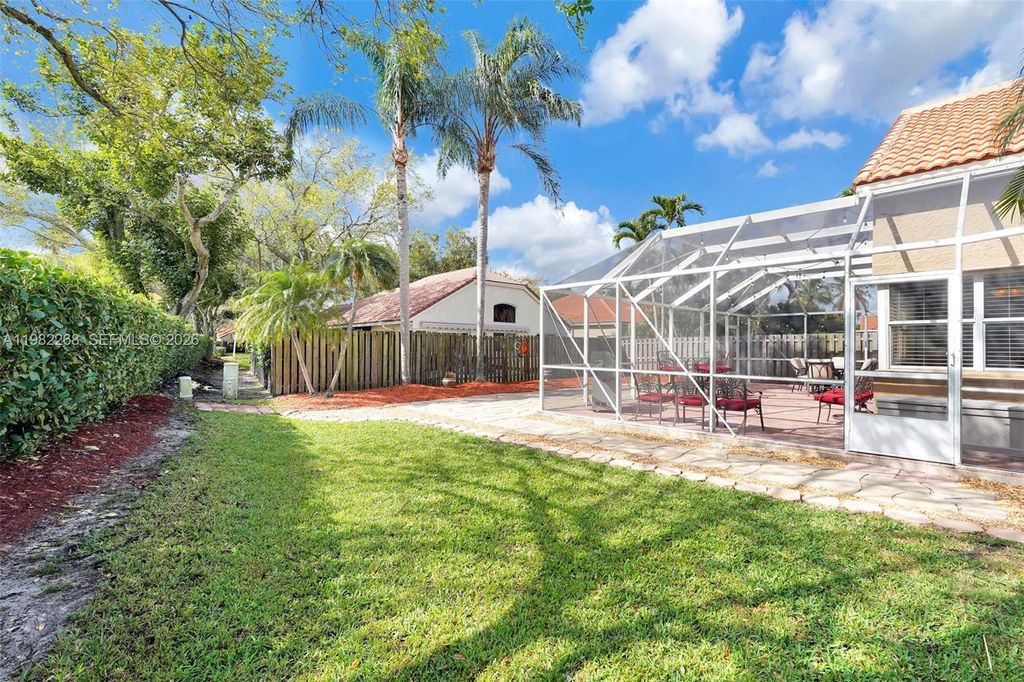 Image 14 of property listing at 2632 Oak Park Cir, Davie, FL 33328