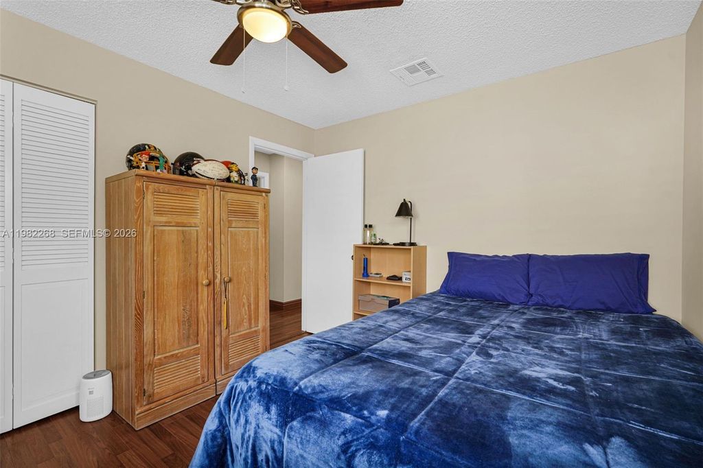 Image 49 of property listing at 2632 Oak Park Cir, Davie, FL 33328