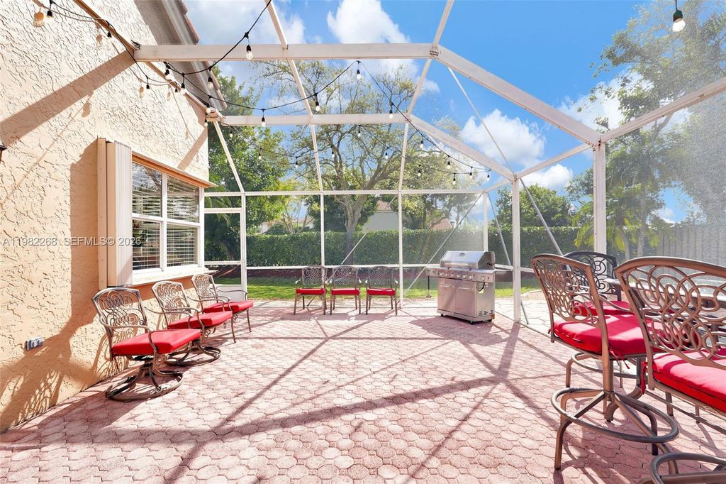 Image 7 of property listing at 2632 Oak Park Cir, Davie, FL 33328