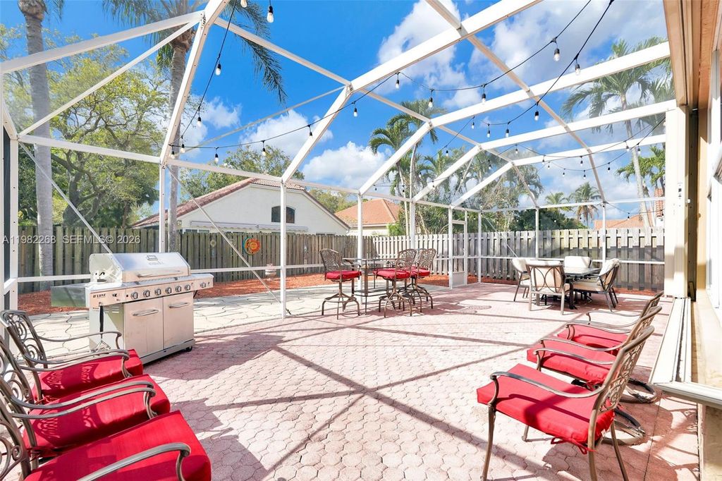 Image 8 of property listing at 2632 Oak Park Cir, Davie, FL 33328