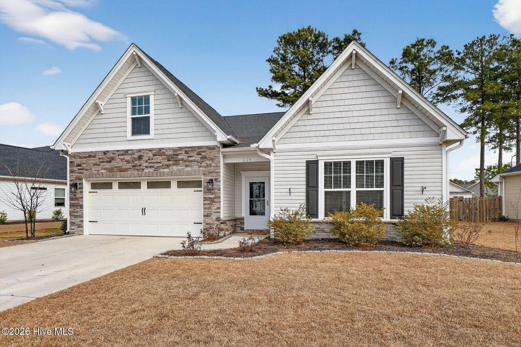 228 Autumn Breeze Lane NE, Bolivia, NC 28422