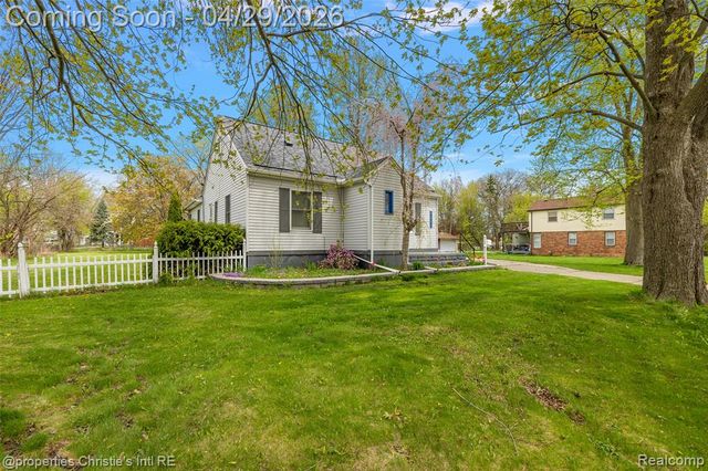 21301 Saint Gertrude Street, Saint Clair Shores, MI 48081