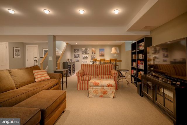324 HOLMECREST RD, Jenkintown, PA 19046