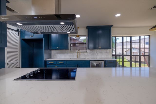 633 NW Chisholm Road, Burleson, TX 76028