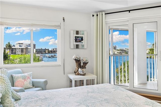 9101 Vanderbilt DR 302, Naples, FL 34108