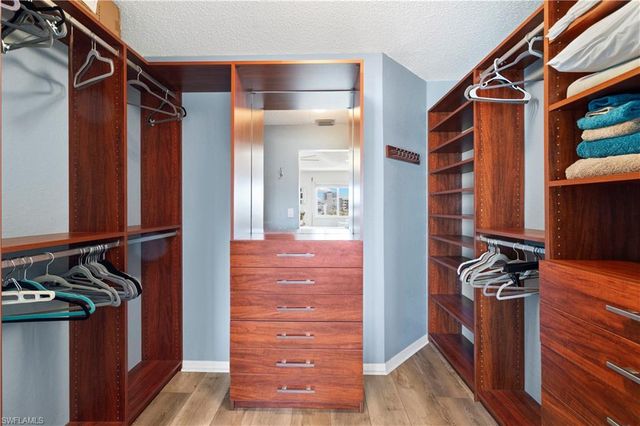 9101 Vanderbilt DR 302, Naples, FL 34108