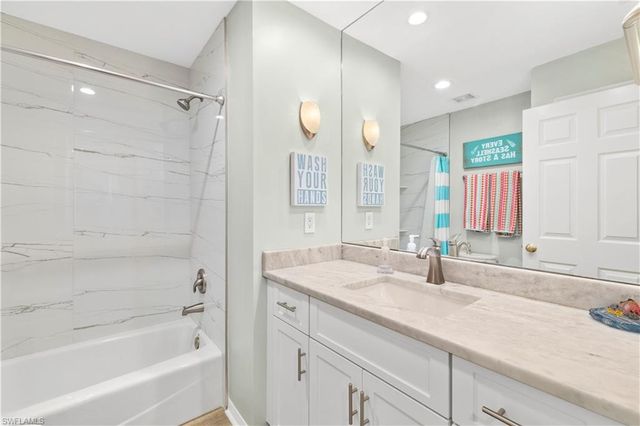 9101 Vanderbilt DR 302, Naples, FL 34108