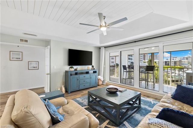 9101 Vanderbilt DR 302, Naples, FL 34108