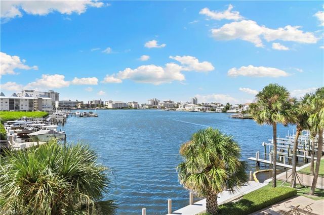 9101 Vanderbilt DR 302, Naples, FL 34108