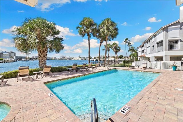 9101 Vanderbilt DR 302, Naples, FL 34108