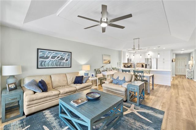 9101 Vanderbilt DR 302, Naples, FL 34108