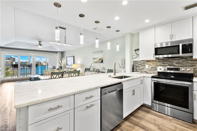 9101 Vanderbilt DR 302, Naples, FL 34108