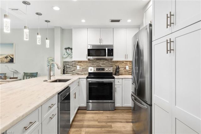 9101 Vanderbilt DR 302, Naples, FL 34108