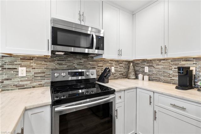 9101 Vanderbilt DR 302, Naples, FL 34108
