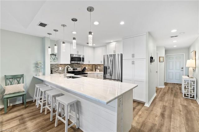 9101 Vanderbilt DR 302, Naples, FL 34108