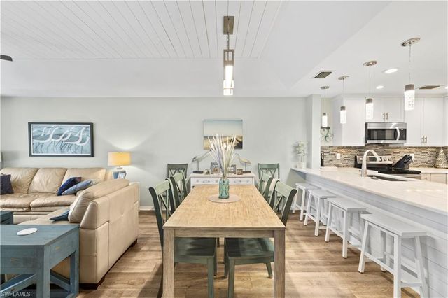 9101 Vanderbilt DR 302, Naples, FL 34108